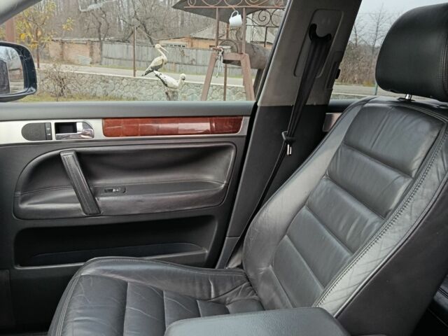 Черный Фольксваген Туарег, объемом двигателя 3.2 л и пробегом 320 тыс. км за 7800 $, фото 4 на Automoto.ua