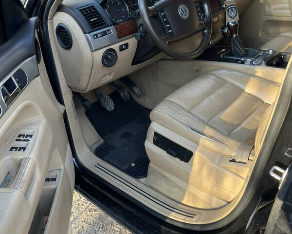 Черный Фольксваген Туарег, объемом двигателя 2.5 л и пробегом 371 тыс. км за 5700 $, фото 2 на Automoto.ua