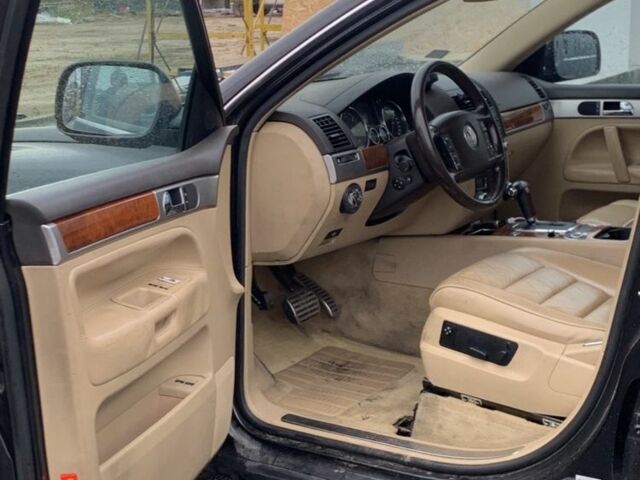 Черный Фольксваген Туарег, объемом двигателя 5 л и пробегом 230 тыс. км за 5800 $, фото 2 на Automoto.ua