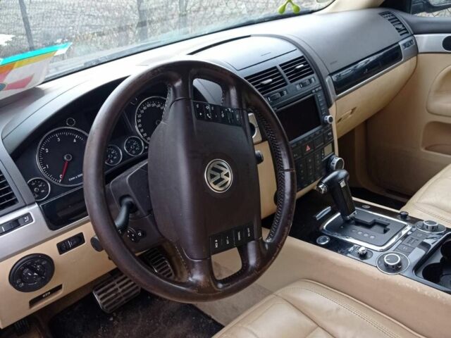 Черный Фольксваген Туарег, объемом двигателя 5 л и пробегом 290 тыс. км за 5000 $, фото 6 на Automoto.ua