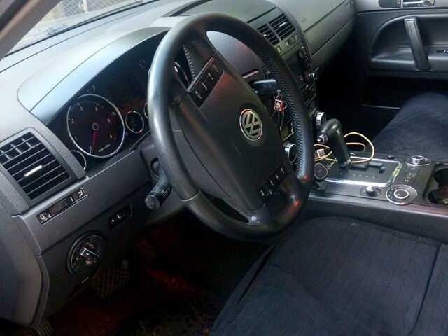 Черный Фольксваген Туарег, объемом двигателя 2.5 л и пробегом 317 тыс. км за 8500 $, фото 7 на Automoto.ua