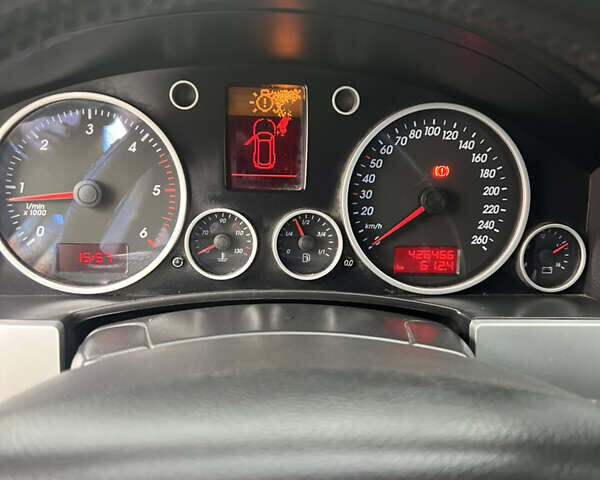 Черный Фольксваген Туарег, объемом двигателя 2.46 л и пробегом 426 тыс. км за 7400 $, фото 17 на Automoto.ua