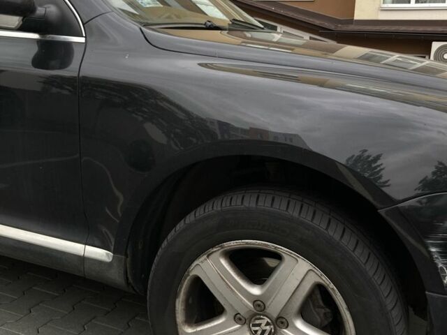 Черный Фольксваген Туарег, объемом двигателя 5 л и пробегом 225 тыс. км за 4099 $, фото 3 на Automoto.ua