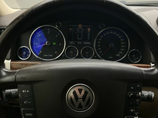 Черный Фольксваген Туарег, объемом двигателя 5 л и пробегом 225 тыс. км за 4099 $, фото 20 на Automoto.ua