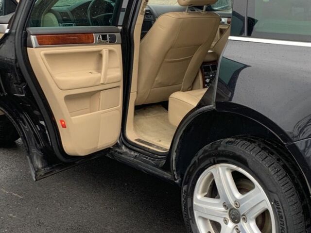 Черный Фольксваген Туарег, объемом двигателя 5 л и пробегом 230 тыс. км за 5800 $, фото 3 на Automoto.ua