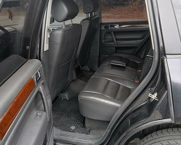 Черный Фольксваген Туарег, объемом двигателя 2.46 л и пробегом 288 тыс. км за 6800 $, фото 5 на Automoto.ua