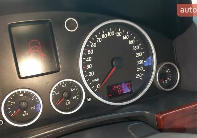 Черный Фольксваген Туарег, объемом двигателя 2.46 л и пробегом 245 тыс. км за 8500 $, фото 3 на Automoto.ua