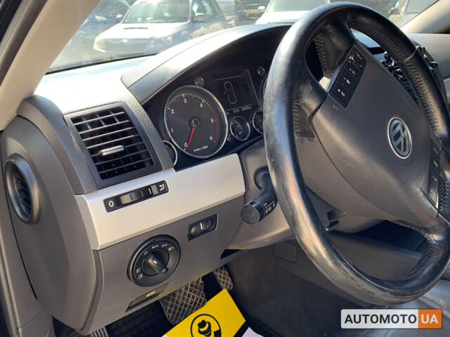 Черный Фольксваген Туарег, объемом двигателя 3 л и пробегом 268 тыс. км за 9999 $, фото 7 на Automoto.ua