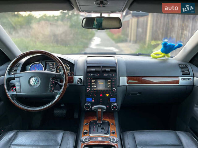 Черный Фольксваген Туарег, объемом двигателя 2.46 л и пробегом 249 тыс. км за 7800 $, фото 5 на Automoto.ua