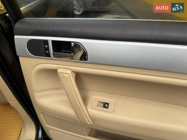 Черный Фольксваген Туарег, объемом двигателя 2.97 л и пробегом 329 тыс. км за 9500 $, фото 27 на Automoto.ua