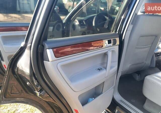 Черный Фольксваген Туарег, объемом двигателя 2.46 л и пробегом 245 тыс. км за 8500 $, фото 7 на Automoto.ua