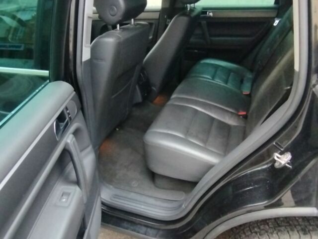 Чорний Фольксваген Туарег, об'ємом двигуна 3 л та пробігом 326 тис. км за 5500 $, фото 6 на Automoto.ua