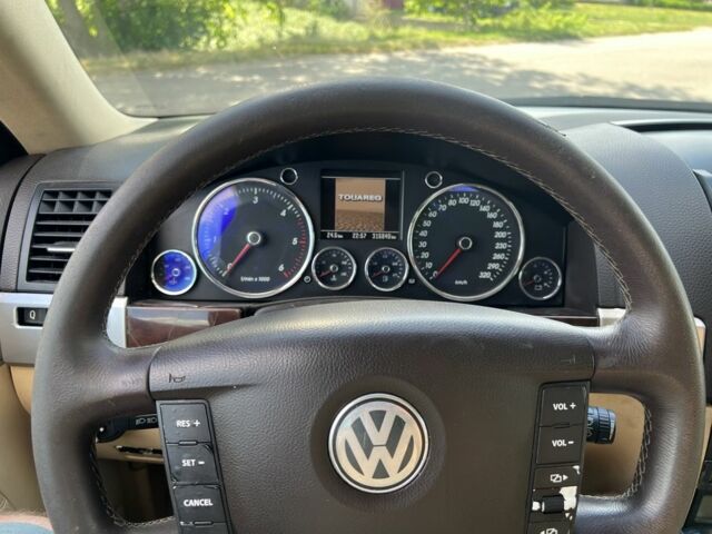 Черный Фольксваген Туарег, объемом двигателя 5 л и пробегом 320 тыс. км за 3600 $, фото 7 на Automoto.ua