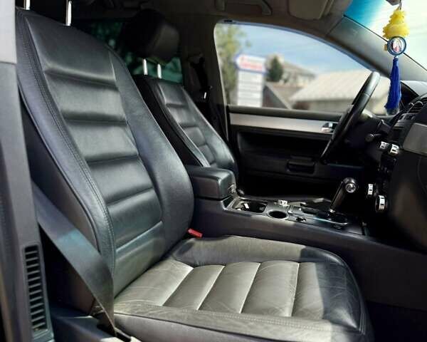 Черный Фольксваген Туарег, объемом двигателя 2.97 л и пробегом 260 тыс. км за 9500 $, фото 9 на Automoto.ua