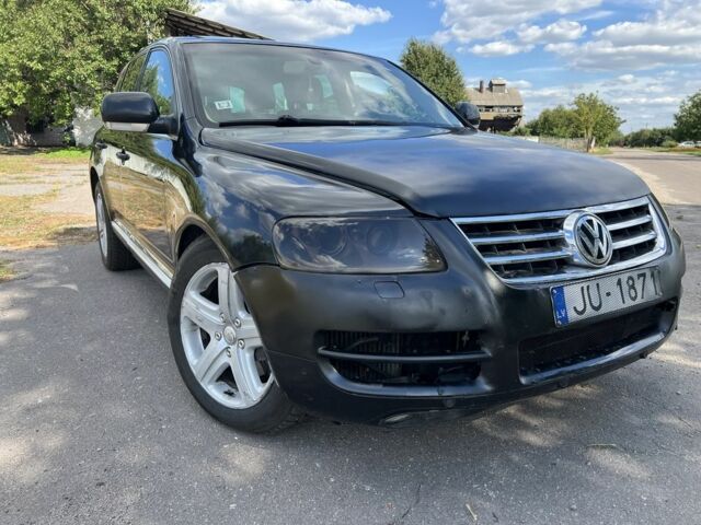 Черный Фольксваген Туарег, объемом двигателя 5 л и пробегом 320 тыс. км за 3600 $, фото 2 на Automoto.ua