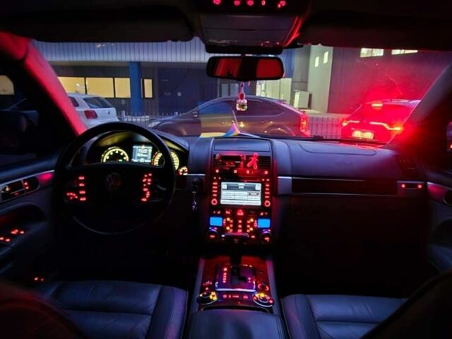 Черный Фольксваген Туарег, объемом двигателя 4.2 л и пробегом 318 тыс. км за 6500 $, фото 6 на Automoto.ua