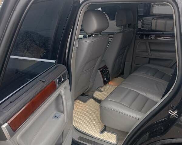 Черный Фольксваген Туарег, объемом двигателя 4.17 л и пробегом 316 тыс. км за 7500 $, фото 7 на Automoto.ua