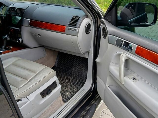 Черный Фольксваген Туарег, объемом двигателя 3.2 л и пробегом 303 тыс. км за 8950 $, фото 4 на Automoto.ua