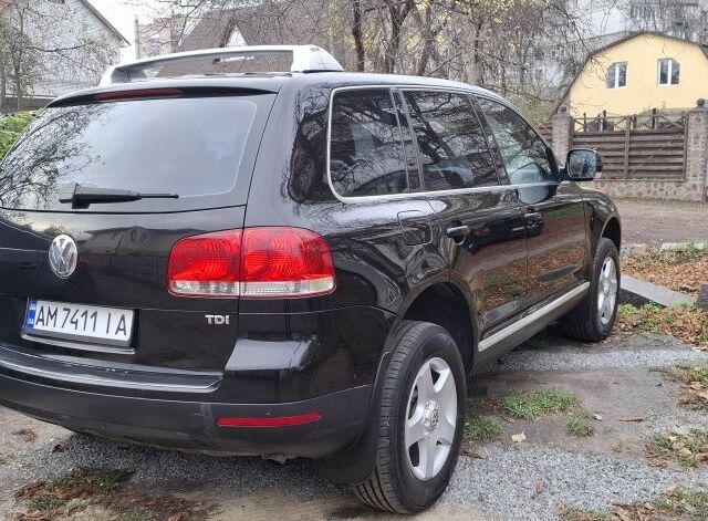 Черный Фольксваген Туарег, объемом двигателя 2.5 л и пробегом 268 тыс. км за 9500 $, фото 2 на Automoto.ua