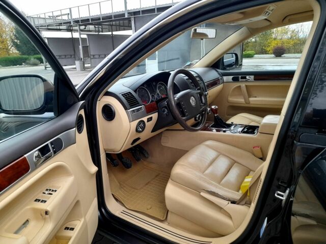 Черный Фольксваген Туарег, объемом двигателя 2.5 л и пробегом 245 тыс. км за 8000 $, фото 5 на Automoto.ua