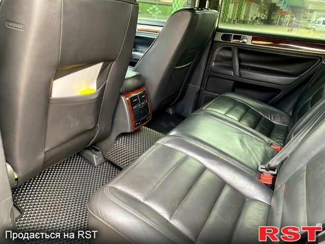 Черный Фольксваген Туарег, объемом двигателя 3.2 л и пробегом 243 тыс. км за 8500 $, фото 4 на Automoto.ua