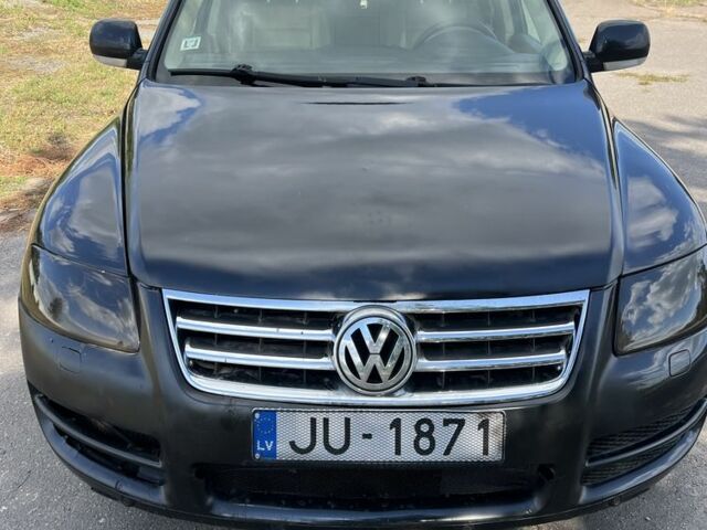 Черный Фольксваген Туарег, объемом двигателя 5 л и пробегом 320 тыс. км за 3600 $, фото 1 на Automoto.ua