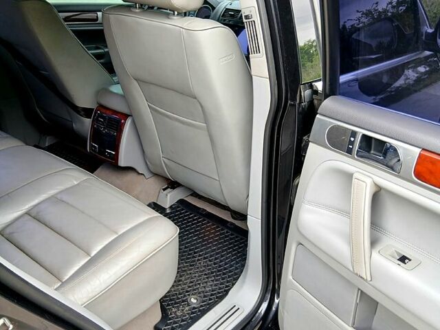 Черный Фольксваген Туарег, объемом двигателя 3.2 л и пробегом 303 тыс. км за 8950 $, фото 7 на Automoto.ua