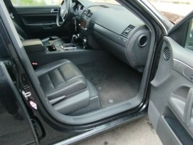 Чорний Фольксваген Туарег, об'ємом двигуна 3 л та пробігом 326 тис. км за 5500 $, фото 5 на Automoto.ua