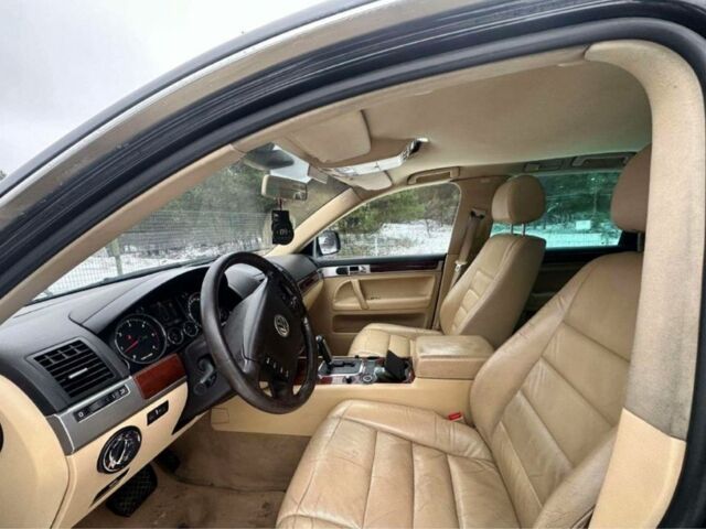 Чорний Фольксваген Туарег, об'ємом двигуна 3 л та пробігом 345 тис. км за 5520 $, фото 3 на Automoto.ua