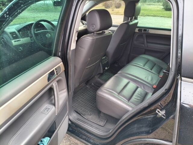 Черный Фольксваген Туарег, объемом двигателя 3 л и пробегом 300 тыс. км за 6500 $, фото 11 на Automoto.ua