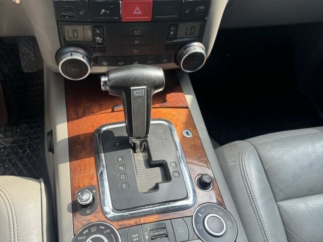 Черный Фольксваген Туарег, объемом двигателя 3.2 л и пробегом 290 тыс. км за 7700 $, фото 7 на Automoto.ua