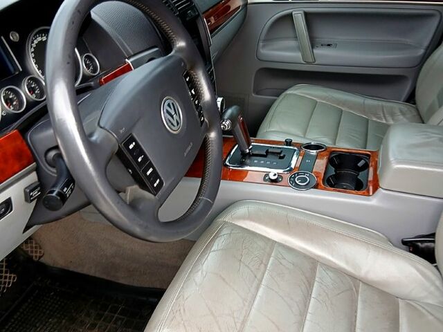 Черный Фольксваген Туарег, объемом двигателя 3.2 л и пробегом 303 тыс. км за 8950 $, фото 5 на Automoto.ua