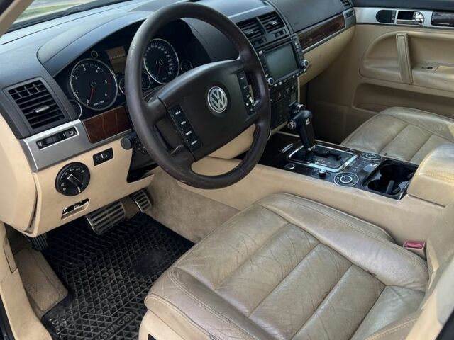 Черный Фольксваген Туарег, объемом двигателя 5 л и пробегом 320 тыс. км за 3600 $, фото 6 на Automoto.ua