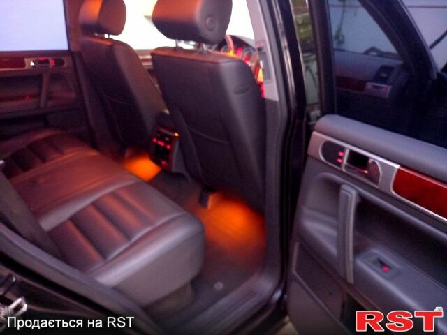 Черный Фольксваген Туарег, объемом двигателя 3.2 л и пробегом 204 тыс. км за 7700 $, фото 2 на Automoto.ua