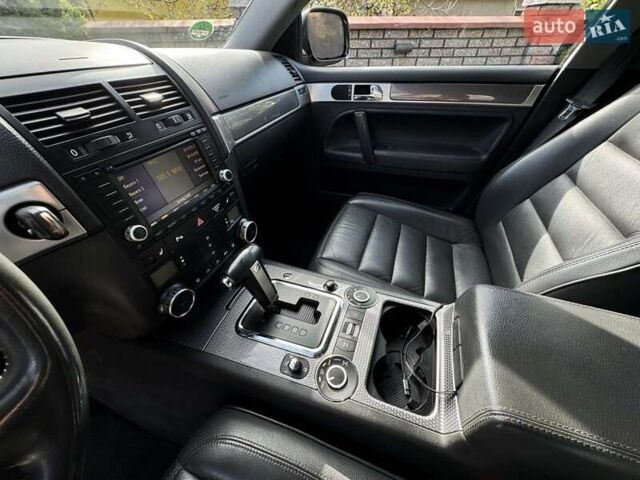 Черный Фольксваген Туарег, объемом двигателя 3 л и пробегом 187 тыс. км за 12000 $, фото 16 на Automoto.ua