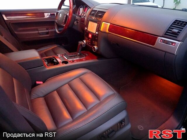 Черный Фольксваген Туарег, объемом двигателя 3.2 л и пробегом 204 тыс. км за 7700 $, фото 1 на Automoto.ua