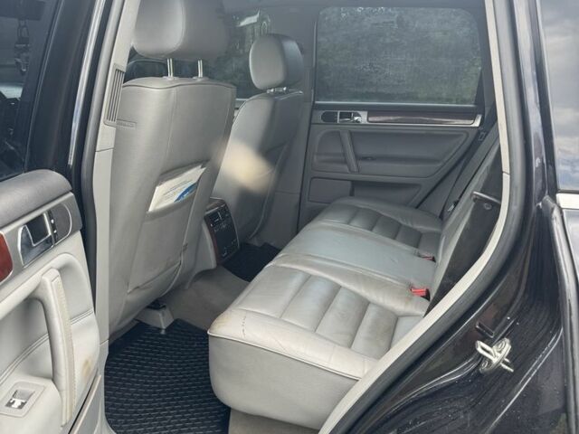 Черный Фольксваген Туарег, объемом двигателя 3.2 л и пробегом 290 тыс. км за 7700 $, фото 5 на Automoto.ua