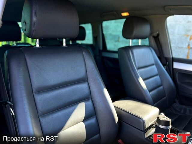 Черный Фольксваген Туарег, объемом двигателя 3 л и пробегом 200 тыс. км за 13000 $, фото 10 на Automoto.ua