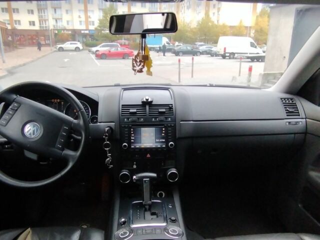 Чорний Фольксваген Туарег, об'ємом двигуна 3 л та пробігом 326 тис. км за 5500 $, фото 4 на Automoto.ua