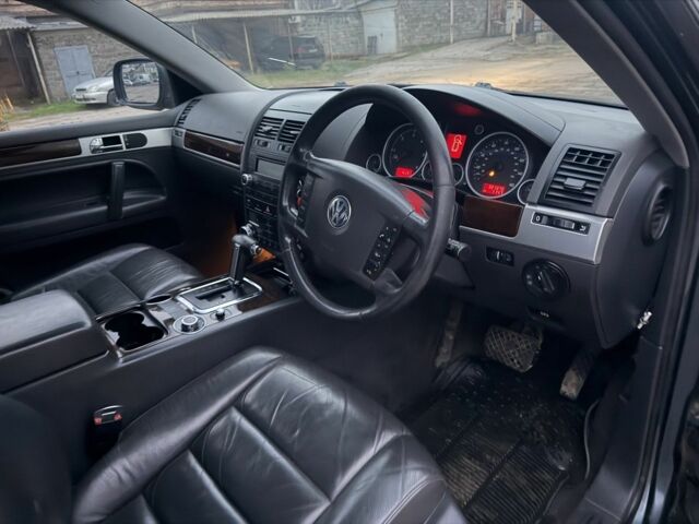 Черный Фольксваген Туарег, объемом двигателя 3 л и пробегом 277 тыс. км за 4300 $, фото 6 на Automoto.ua