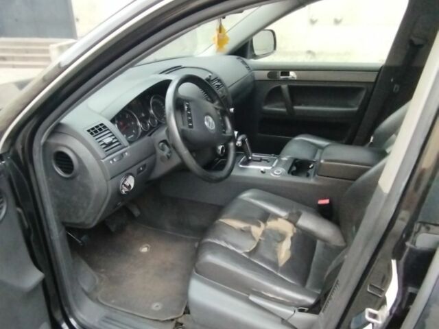 Чорний Фольксваген Туарег, об'ємом двигуна 3 л та пробігом 326 тис. км за 5500 $, фото 7 на Automoto.ua