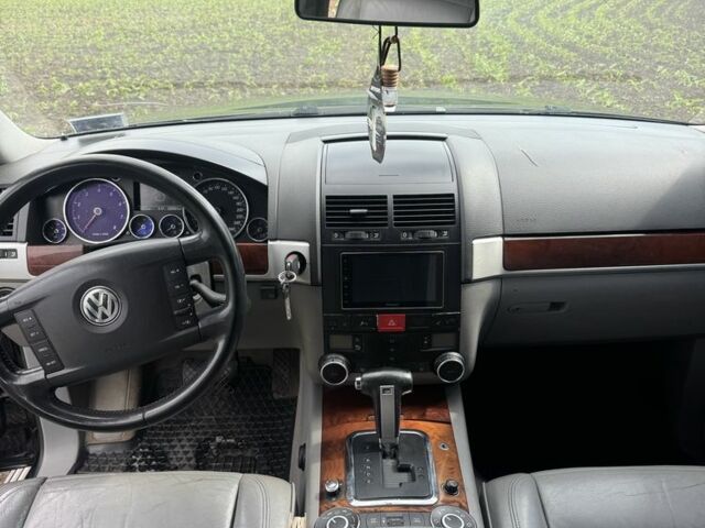 Черный Фольксваген Туарег, объемом двигателя 3.2 л и пробегом 290 тыс. км за 7700 $, фото 6 на Automoto.ua