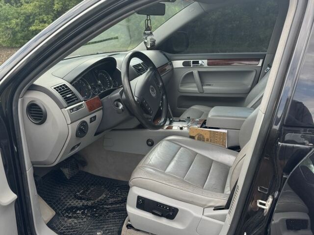 Черный Фольксваген Туарег, объемом двигателя 3.2 л и пробегом 290 тыс. км за 7700 $, фото 4 на Automoto.ua