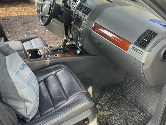 Черный Фольксваген Туарег, объемом двигателя 5 л и пробегом 300 тыс. км за 3000 $, фото 3 на Automoto.ua