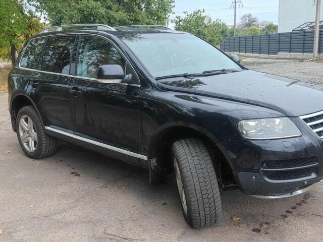 Черный Фольксваген Туарег, объемом двигателя 5 л и пробегом 207 тыс. км за 5500 $, фото 1 на Automoto.ua