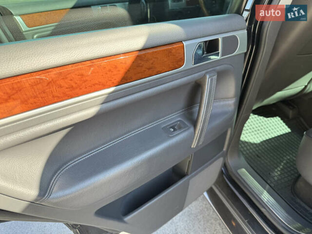 Черный Фольксваген Туарег, объемом двигателя 3 л и пробегом 340 тыс. км за 7500 $, фото 17 на Automoto.ua