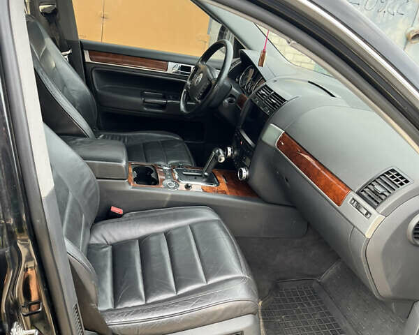 Чорний Фольксваген Туарег, об'ємом двигуна 3 л та пробігом 230 тис. км за 14000 $, фото 32 на Automoto.ua