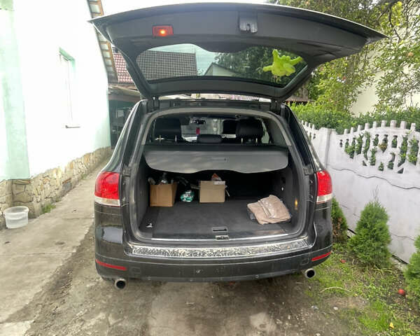 Черный Фольксваген Туарег, объемом двигателя 2.46 л и пробегом 330 тыс. км за 10500 $, фото 5 на Automoto.ua