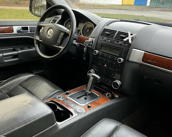 Черный Фольксваген Туарег, объемом двигателя 2.97 л и пробегом 301 тыс. км за 8950 $, фото 10 на Automoto.ua