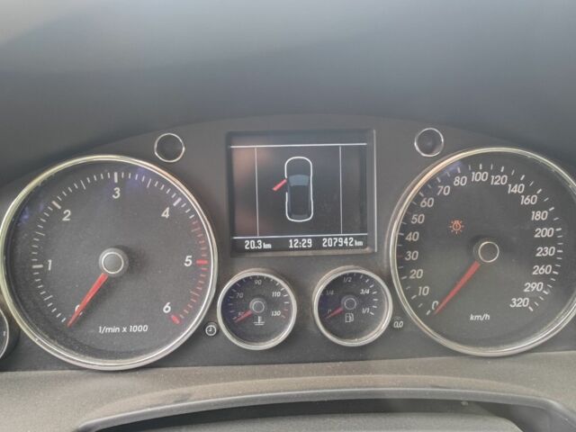 Черный Фольксваген Туарег, объемом двигателя 5 л и пробегом 207 тыс. км за 5500 $, фото 7 на Automoto.ua